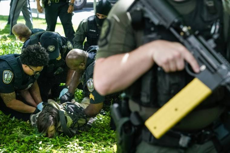 Des policiers arrêtent un manifestant sur le campus de l'université Emory, à Atlanta (sud-est des Etats-Unis), le 25 avril 2024 ( AFP / Elijah Nouvelage )