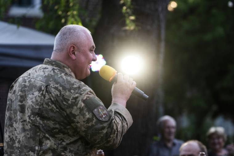 Le chanteur Yurii Ivaskevych, membre des Forces culturelles de l'armée ukrainienne, lors d'une représentation à Washington, aux Etats-Unis, le 21 mai 2024 ( AFP / ROBERTO SCHMIDT )