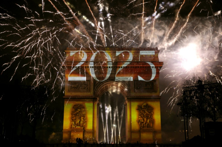 L'Arc de Triomphe est illuminé par des feux d'artifices pendant les festivités du Nouvel An le 1er janvier 2025 à Paris ( AFP / Thomas SAMSON )