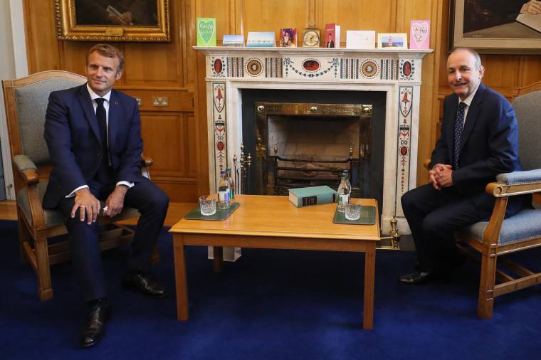 Emmanuel Macron et le Premier ministre irlandais, Micheal Martin, en Irlande, le 26 août 2021. ( POOL / BRIAN LAWLESS )