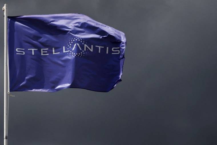 Un drapeau portant le logo de Stellantis près de Paris
