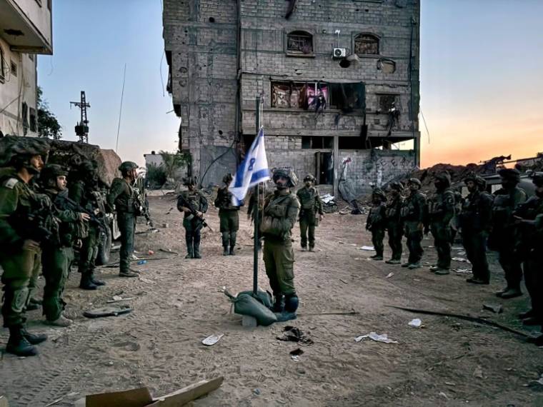 Photo fournie par l'armée israélienne, le 13 mai 2024, de soldats opèrent dans la bande de Gaza, lors d'une cérémonie pour le Jour du Souvenir en Israël en hommage aux soldats tombés au combat et aux victimes d'attaques ( Armée israélienne / - )