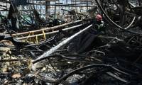 Les pompiers dans les décombres d'un supermarché détruit par une frappe russe, à Kharkiv, en Ukraine, le 26 mai 2024 ( AFP / SERGEY BOBOK )