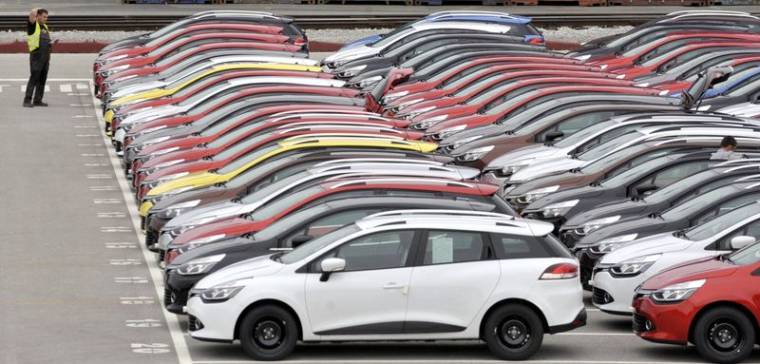 Des voitures Renault attendent d'être exportées, dans le port de Koper