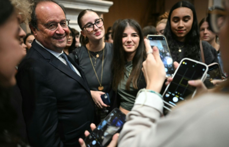 François Hollande avec des élèves à l'issue  d'une reconstitution du discours à la jeunesse de Jean Jaurès au lycée Lapérouse d'Albi, le 20 septembre 2024 ( AFP / Lionel BONAVENTURE )