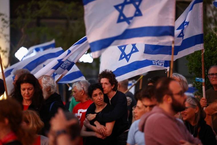 Des personnes manifestent contre le gouvernement du Premier ministre israélien Netanyahu et appellent à la libération des otages, à Tel Aviv