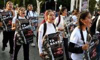 Des étudiants manifestent lors d'une marche marquant le neuvième anniversaire de la disparition de 43 étudiants de l'école normale d'Ayotzinapa, à Mexico, le 26 septembre 2023 ( AFP / ALFREDO ESTRELLA )