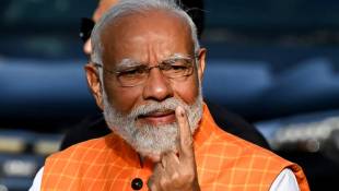 Le Premier ministre indien Narendra Modi montre son index taché d'encre après avoir voté aux élections générales, le 7 mai 2024 à Ahmedabad ( AFP / Sajjad HUSSAIN )