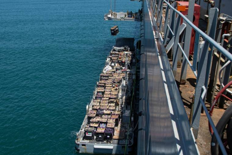 Une photo publiée par l'armée américaine montre de l'aide humanitaire chargée sur une barge près du port israélien d'Ashdod. ( US Central Command (CENTCOM) / - )
