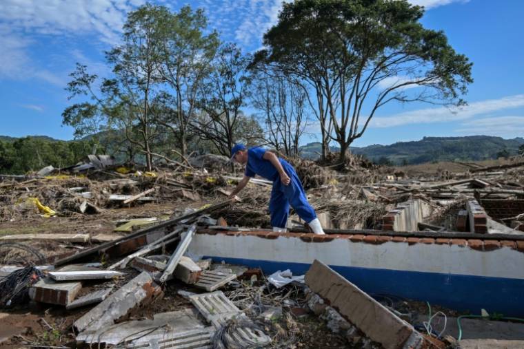 Vernei Kunz, propriétaire de Granja Kunz, constate les dégâts subis par sa ferme porcine après les inondations de la rivière Forqueta, à Travesseiro, dans le Rio Grande do Sul State, au Brésil, le 21 mai 2024 ( AFP / Nelson ALMEIDA )