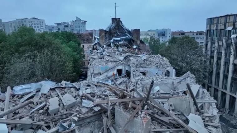 Une roquette russe frappe un immeuble à Lviv