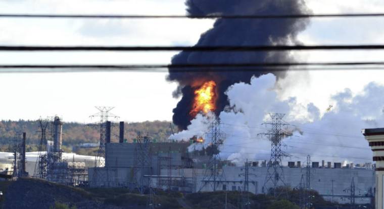 Un incendie au sein d'une raffinerie canadienne le 8 octobre 2018. (© J. McWilliam / AFP)