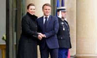 Le président Emmanuel Macron (d) reçoit la Première ministre danoise Mette Frederiksen à l'Elysée, le 28 janvier 2025 à Paris ( AFP / Dimitar DILKOFF )