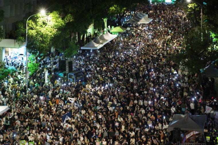 Des dizaines de milliers de manifestants rassemblés à l'exterieur du Parlement à Taipeh pour protester contre des propositions de loi présentées par l'opposition le 24 mai 2024 ( AFP / Sam Yeh )
