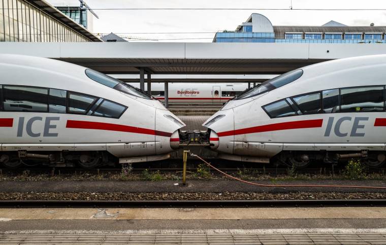 Paris et Berlin disent "soutenir" le développement en 2024 d’une liaison ferroviaire directe à grande vitesse entre Berlin et Paris ainsi qu’un train de nuit reliant les deux capitales européennes. ( AFP / JOHN MACDOUGALL )