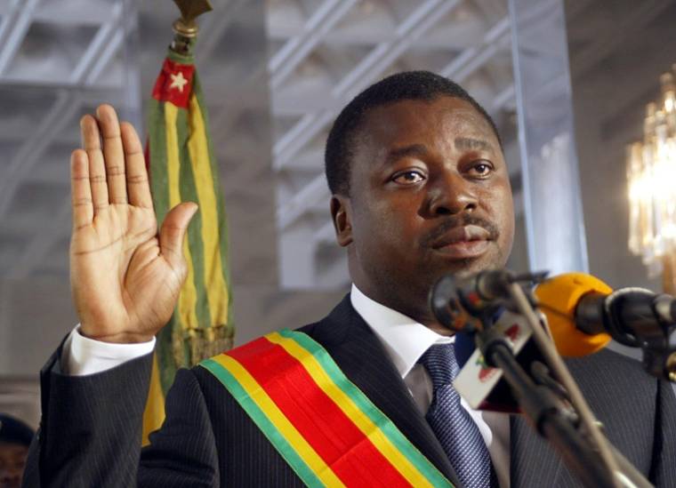 Faure Gnassingbé, nouveau président du Togo, prête serment au palais présidentiel de Lomé, le 7 février 2005  ( AFP / Pius Utomi EKPEI )