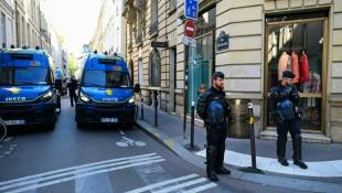Les gendarmes bloquent une rue devant l'entrée de l'Institut d'études politiques, à Paris le 3 mai 2024 ( AFP / MIGUEL MEDINA )