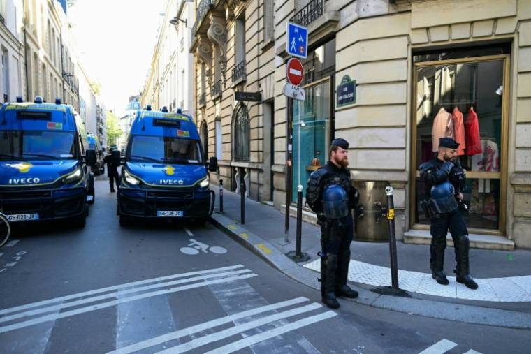 Les gendarmes bloquent une rue devant l'entrée de l'Institut d'études politiques, à Paris le 3 mai 2024 ( AFP / MIGUEL MEDINA )