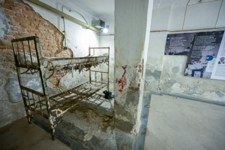 Des lits d'anciens détenus à la prison de Pitesti, le 13 février 2024 à Jilava, en Roumanie  ( AFP / Daniel MIHAILESCU )