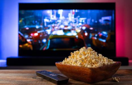 UGC et Canal+ ont lancé une offre commune pour les jeunes qui permet de profiter de la télévision et du cinéma en illimité. ( crédit photo : Shutterstock )