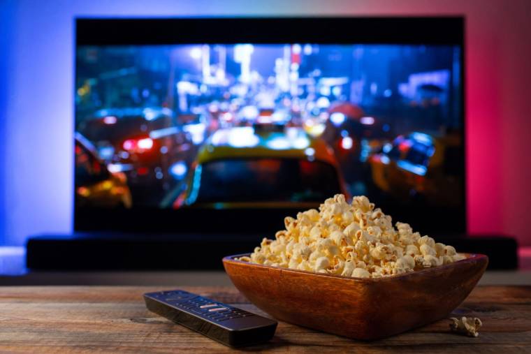 UGC et Canal+ ont lancé une offre commune pour les jeunes qui permet de profiter de la télévision et du cinéma en illimité. ( crédit photo : Shutterstock )