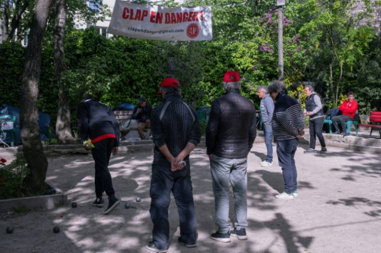 Des boulistes jouent au club de pétanque Clap de Montmartre menacé d'expulsion, le 21 avril 2024 à Paris ( AFP / MIGUEL MEDINA )