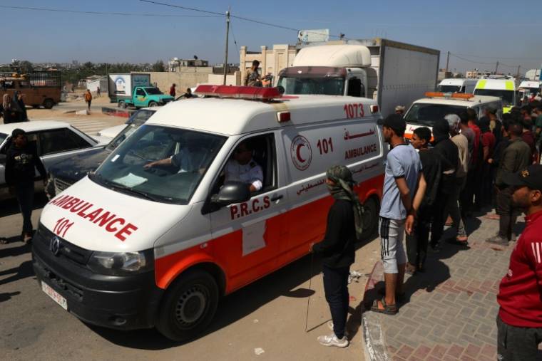 Des ambulances, transportant les dépouilles des humanitaires de l'ONG américaine World Central Kitchen, arrivent au point de passage de Rafah avec l'Égypte, dans le sud de la bande de Gaza, le 3 avril 2024 ( AFP / SAID KHATIB )