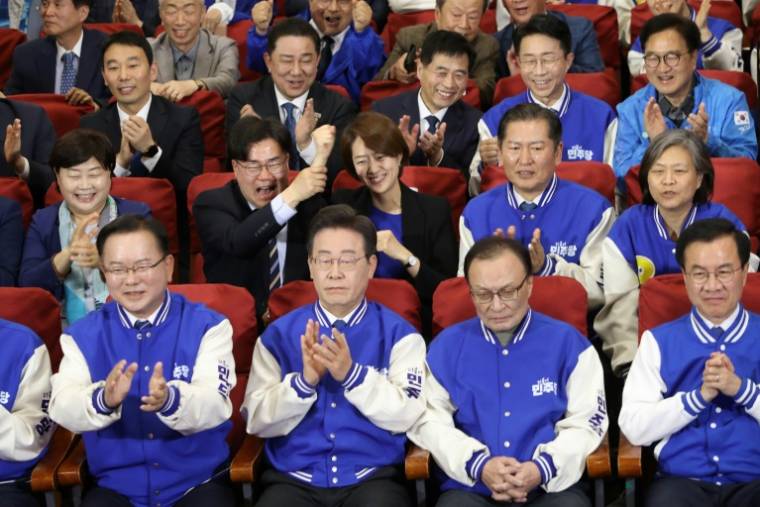 Le chef du Parti démocrate (DP), Lee Jae-myung (2e g), et ses candidats regardent les télévisions diffusant les résultats des sondages à la sortie des urnes pour les élections législatives, à l'Assemblée nationale, le 10 avril 2024 à Séoul, en Corée du Sud ( POOL / Chung Sung-Jun )
