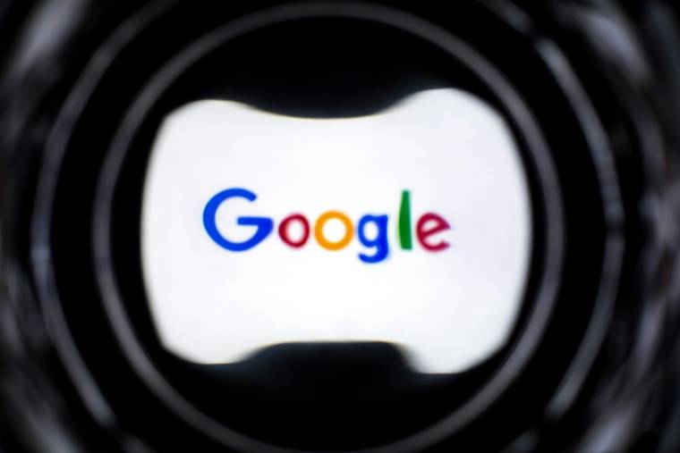 Google a annoncé qu'il allait supprimer des liens vers les sites d'information californiens dans certains résultats de recherche, pour riposter contre un projet de loi qui l'obligerait à payer une commission aux médias ( AFP / Lionel BONAVENTURE )
