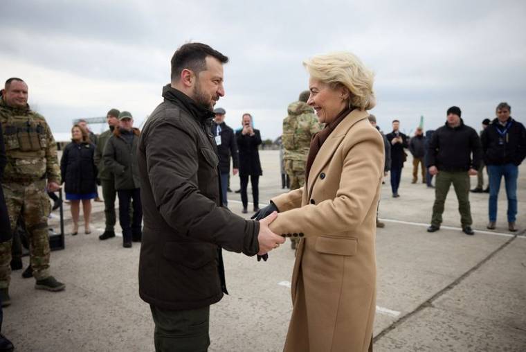 Volodimir Zelensky et Ursula von der Leyen commémorent près de Kyiv le deuxième anniversaire de l'invasion de l'Ukraine par la Russie