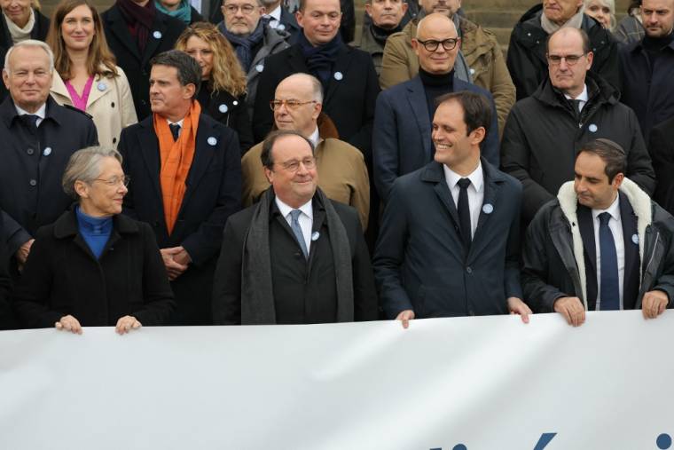 L'ancien Premier ministre Édouard Philippe (2e rang, 2e en partant de la droite) a participé, dimanche 12 novembre, à la marche contre l'antisémitisme à Paris.  ( POOL / THOMAS SAMSON )
