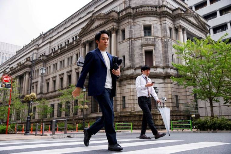 Photo d'archives: Des gens marchent devant le bâtiment de la Banque du Japon à Tokyo