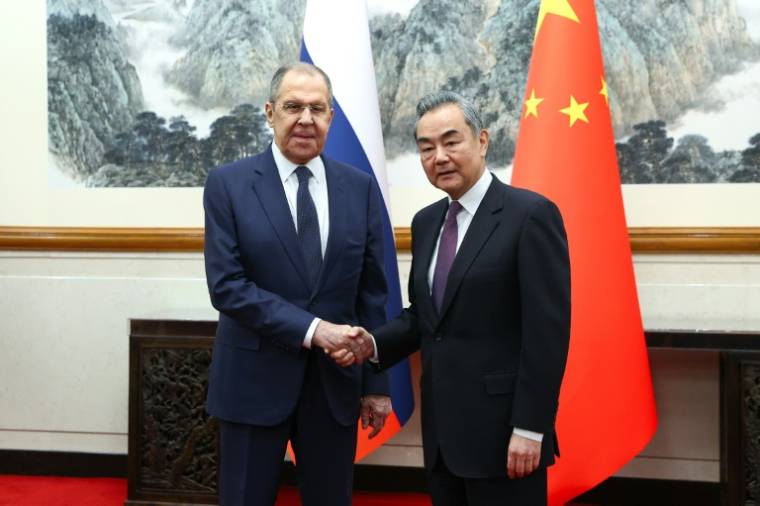 Le ministre russe des Affaires étrangères Sergueï Lavrov (g) et son homologue chinois Wang Yi, le 9 avril 2024 à Pékin ( Ministère russse des Afffaires étrangères / Handout )