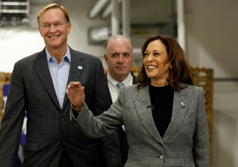 Kamala Harris en déplacement dans une usine dans le Michigan, le 28 octobre 2024  ( AFP / JEFF KOWALSKY )