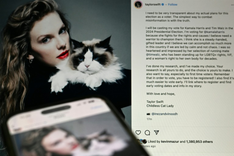 La foto scattata a Washington il 10 settembre 2024 mostra il post di Instagram in cui la superstar del pop Taylor Swift esprime il suo sostegno alla democratica Kamala Harris per le elezioni presidenziali degli Stati Uniti (AFP/PEDRO UGARTE)