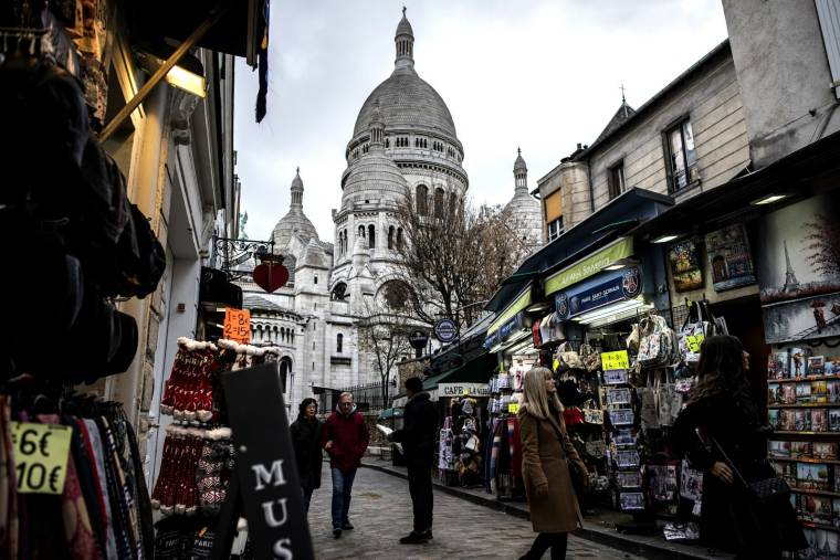 Une rue commerçante à côté du Sacré-Coeur à Paris.  ( AFP / CHRISTOPHE ARCHAMBAULT )