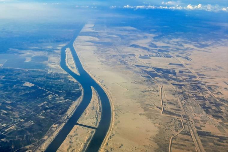 Vue aérienne de la nouvelle extension du canal de Suez, inaugurée en 2015 à al-Ferdan, au nord d'Ismailia, le 23 mars 2024 dans le nord-est de l'Égypte ( AFP / Khaled DESOUKI )