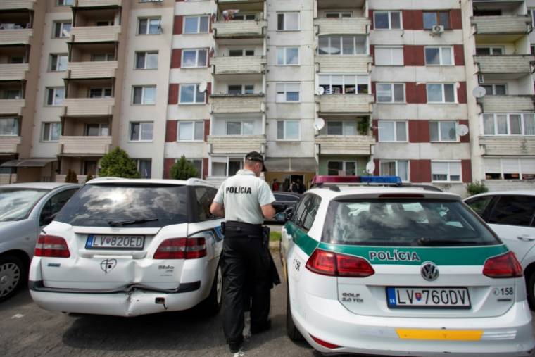 Un policier devant l'immeuble où habiterait le tireur présumé du Premier ministre slovaque, Robert Fico, le 16 mai 2024 à Levice, en Slovaquie ( AFP / Alex HALADA )