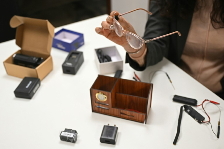 Akriti Khatri, fondatrice de l'agence de détectives Venus, montre divers gadgets d'espionnage lors d'un entretien avec l'AFP dans son bureau de New Delhi, le 7 décembre 2024 ( AFP / Arun SANKAR )