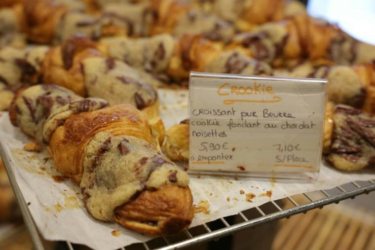Des crookies, un croissant français traditionnel mélangé à de la pâte à cookie, dans la pâtisserie de Stéphane Louvard, le 2 avril 2024 à Paris ( AFP / Thomas SAMSON )