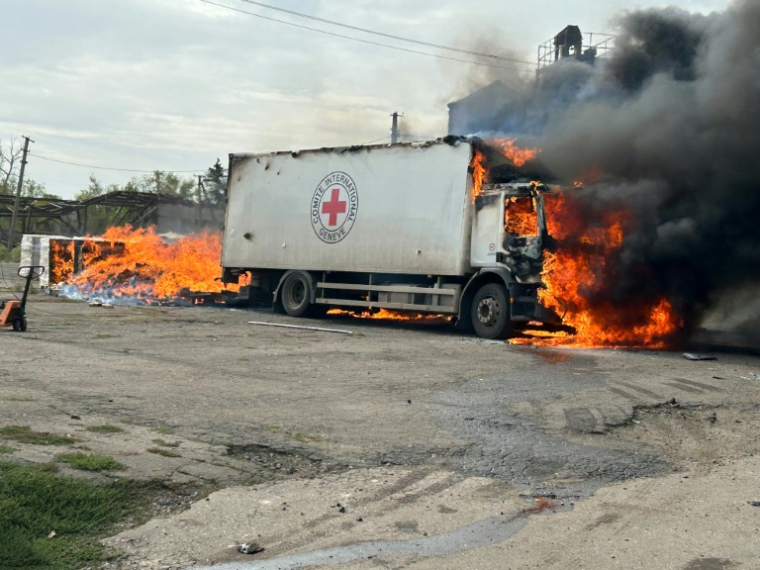 Photo prise et diffusée par la police nationale ukrainienne le 12 septembre 2024 montre un camion en feu du Comité international de la Croix-Rouge, après un bombardement d'artillerie dans la région de Donetsk ( National Police of Ukraine / HANDOUT )