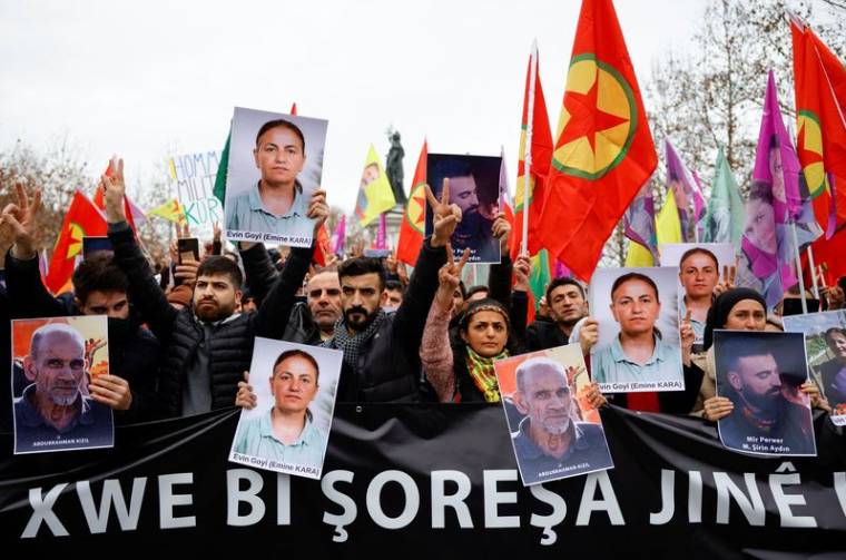 Un rassemblement de la communauté kurde place de la République, à Paris