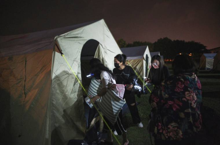 Des habitants de Hualien trouvent refuge sous des tentes après un puissant séisme, le 3 avril 2024 sur l'île de Taïwan ( AFP / Sam Yeh )