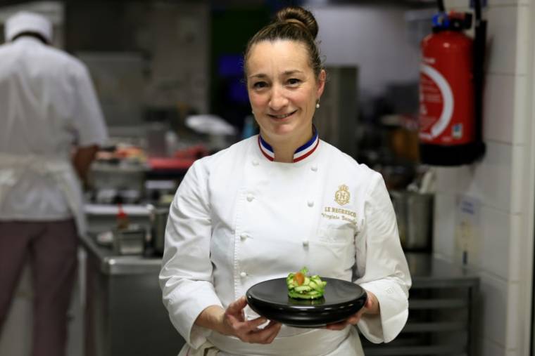 La cheffe Virginie Basselot, dans les cuisines du restaurant gastronomique "Chanteclerc" de l'Hôtel "Le Negresco", le 12 mars 2024 à Nice ( AFP / Valery HACHE )