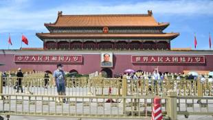 Des piétons place Tiananmen, le 4 juin 2023 à Pékin, lors du 34e anniversaire de la répression du mouvement étudiant en 1989 ( AFP / Hector RETAMAL )