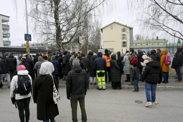 Des familles d'élèves rassemblées devant l'école de Vantaa, après une fusillade, le 2 avril 2024 en Finlande ( Lehtikuva / Markku Ulander )