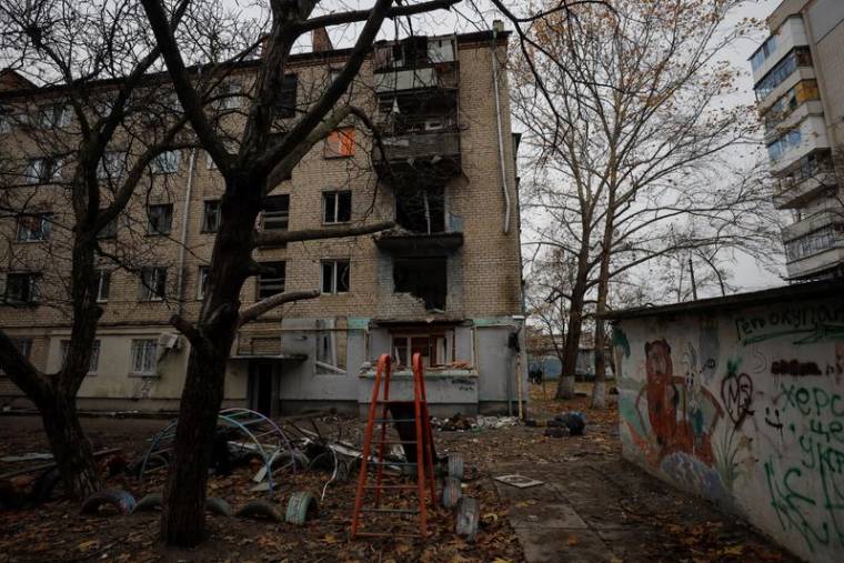 Un immeuble endommagé par une frappe militaire russe à Kherson, en Ukraine