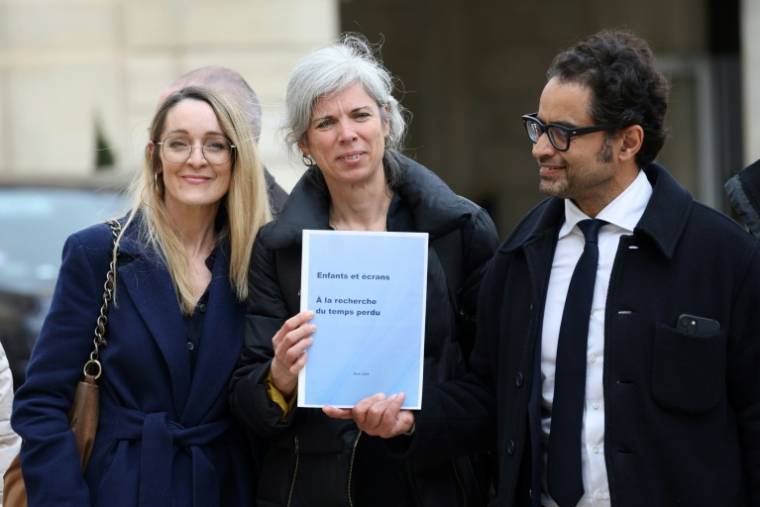 La neurologue Servane Mouton (c) et le psychiatre Amine Benyamina (d), coprésidents de la Commission Ecrans, le 30 avril 2024 à l'Elysée, à Paris  ( AFP / ALAIN JOCARD )