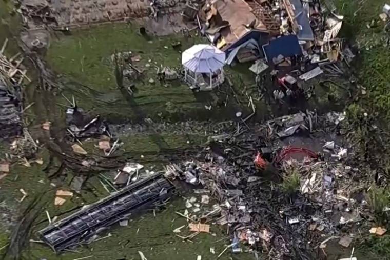 Des débris éparpillés sur une propriété au lendemain d'une série de tornades meurtrières au Texas