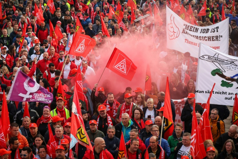 Rassemblement à l'appel du syndicat IG Metall devant le centre de conférence où la direction de Volkswagen et les représentants des salariés négocient, à Hanovre, le 25 septembre 2024 ( AFP / RONNY HARTMANN )